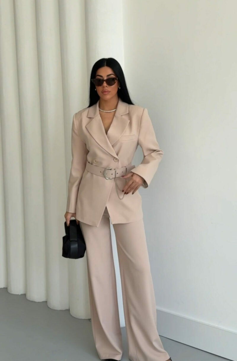 Beige pak